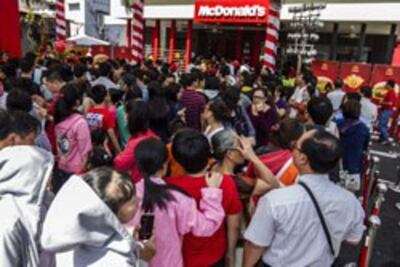 Cửa hàng McDonald đầu tiên ở Việt Nam hôm khai trương 8/2/2014 tại TPHCM. AFP PHOTO / LE QUANG NHAT.