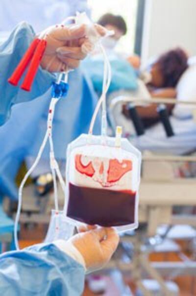 Truyền máu là một trong những rủi ro lây nhiễm HIV. AFP photo