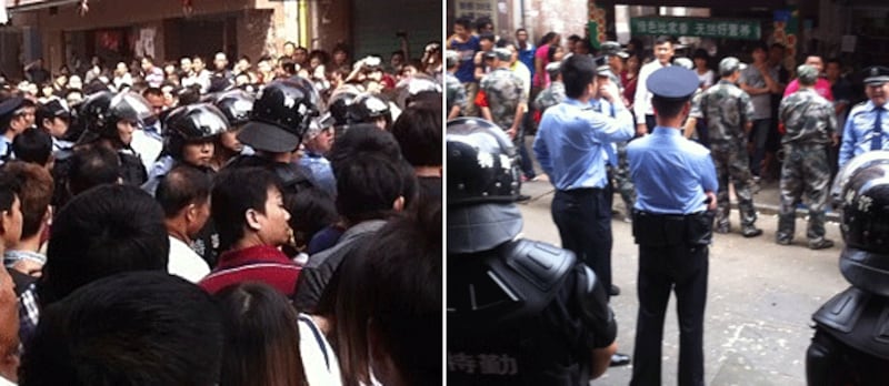 左图:事件激起周遭群眾聚集抗議城管打人,群眾圍堵打人的城管,雙方一度對峙。右图:大批特警到場後,築起人牆把群眾逐步分隔,帶走打人的城管後,群眾亦遭驅散。(相片由市民黃女士提供)
