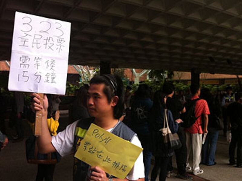 HK_PolyU_vote_waiting323_350.jpg