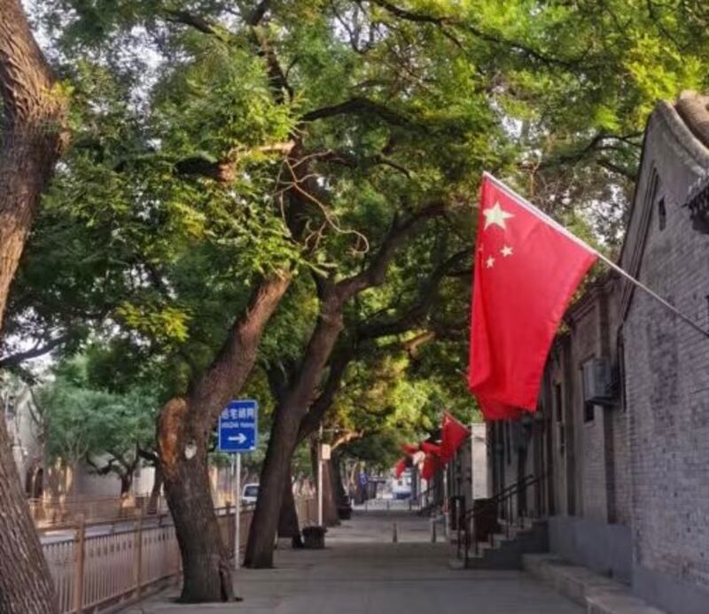 北京的街道居委會通知馬路兩側居民,在院子門口插上五星紅旗。(志願者提供)