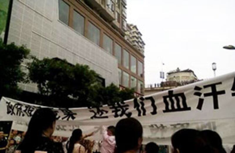 2015年5月27日,員工集體到街上遊行抗議討說法。(員工攝)