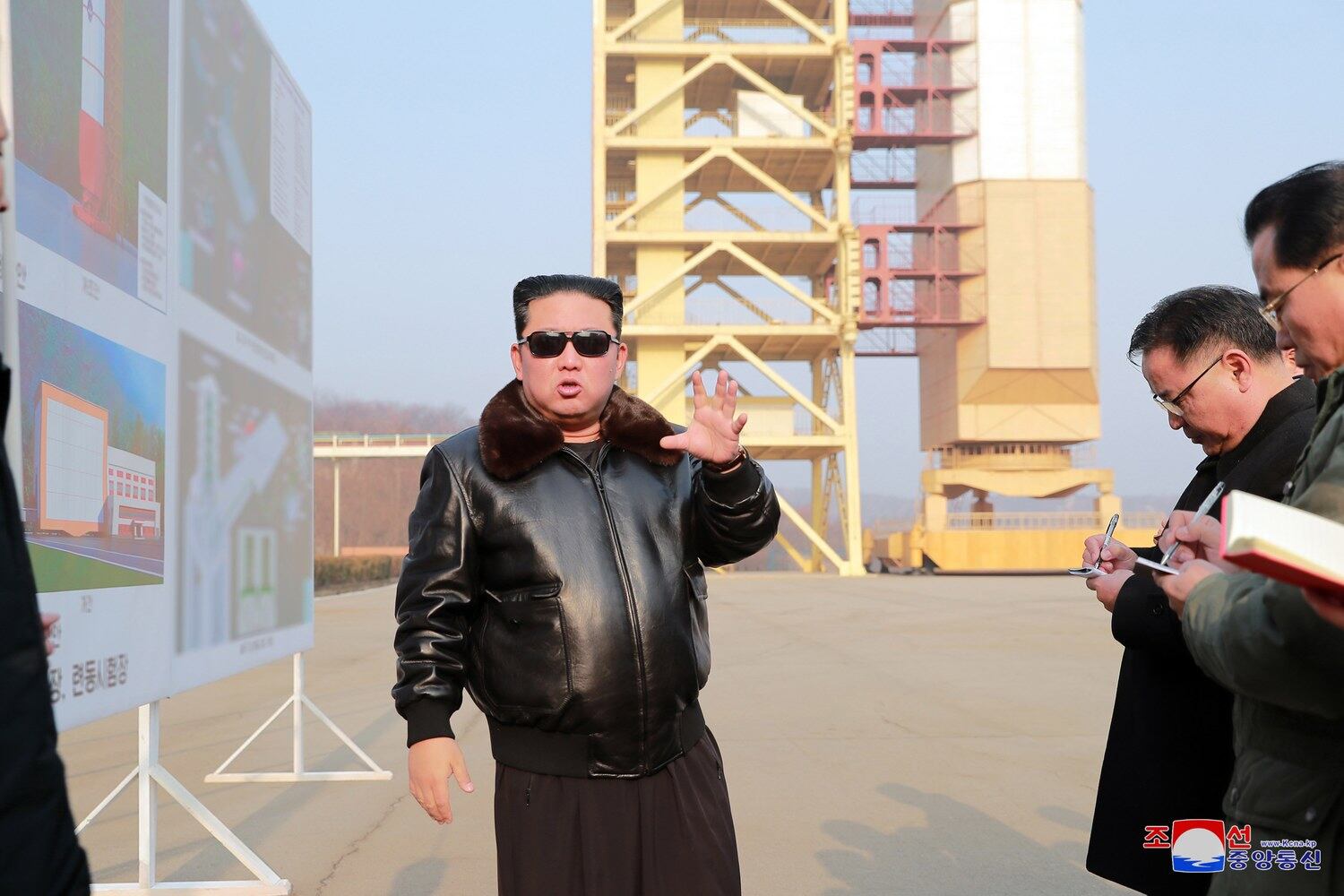 북한 김정은 국무위원장이 대륙간탄도미사일(ICBM)로 전용 가능한 장거리 로켓을 발사할 수 있는 서해위성발사장을 현지지도 했다고 조선중앙통신이 지난 11일 보도했다.