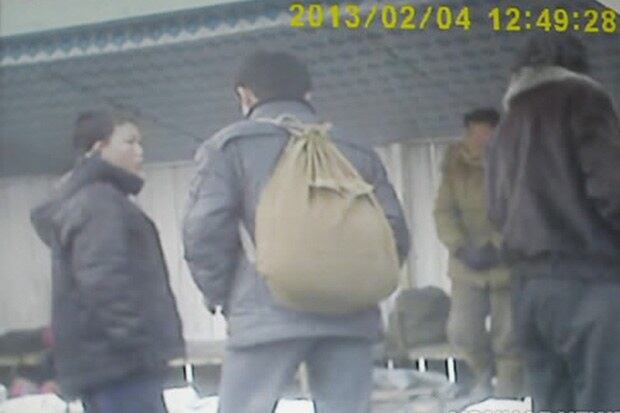 북한 주민들이 시장에서 이야기를 나누고 있다.