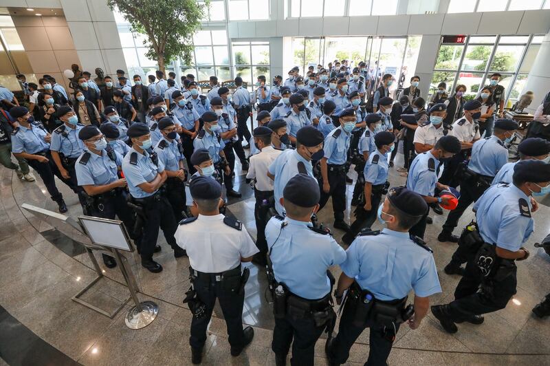 《蘋果日報》6月17日被警方引「國安法」大舉搜查，5名高層被捕。（《蘋果日報》直播截圖）