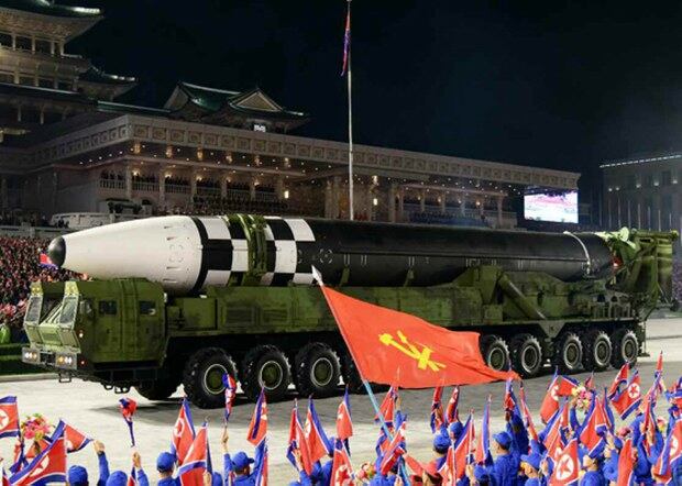 노동당 창건 75주년 기념 열병식에서 공개된 미 본토를 겨냥할 수 있는 신형 대륙간탄도미사일(ICBM).