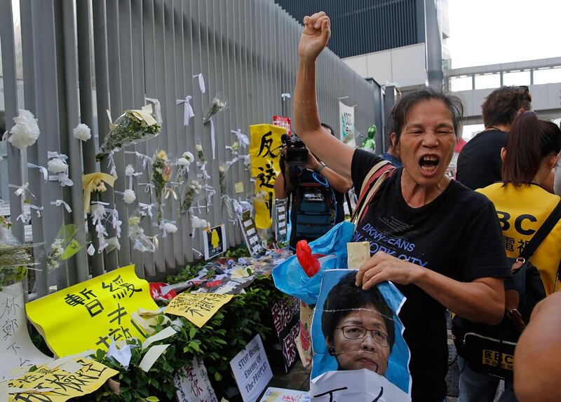 2019年6月18日,一名香港市民高呼口号,要求香港特首林郑月娥下台。(法新社)