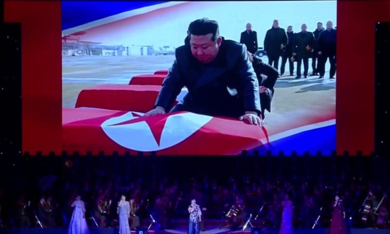 북한 관영매체 조선중앙TV는 지난달 30일 김정은 노동당 총비서가 러시아 파병 북한군 전사자의 관을 어루만지며 애도하는 장면을 공개했다.