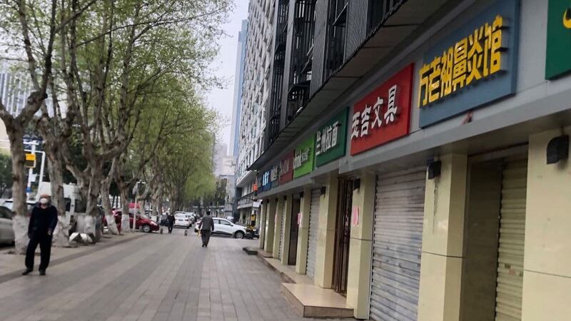 武汉市多数店铺打烊，街道冷冷清清。（志愿者提供/记者乔龙） 