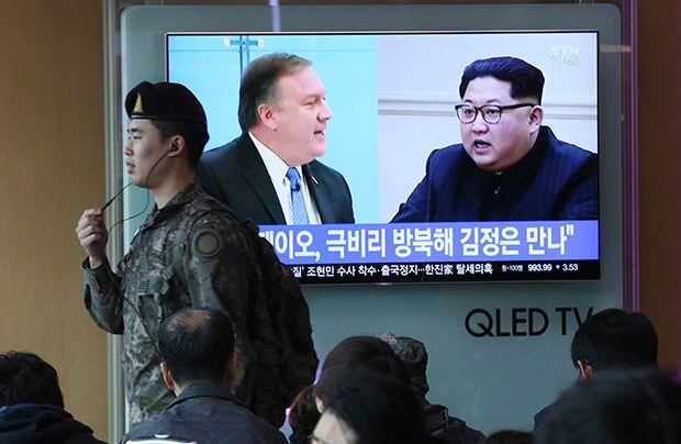 시민들이 서울역에서 폼페이오 미 국무장관 내정자가 극비리에 방북해 김정은 위원장과 회동한 뉴스를 보고 있다.