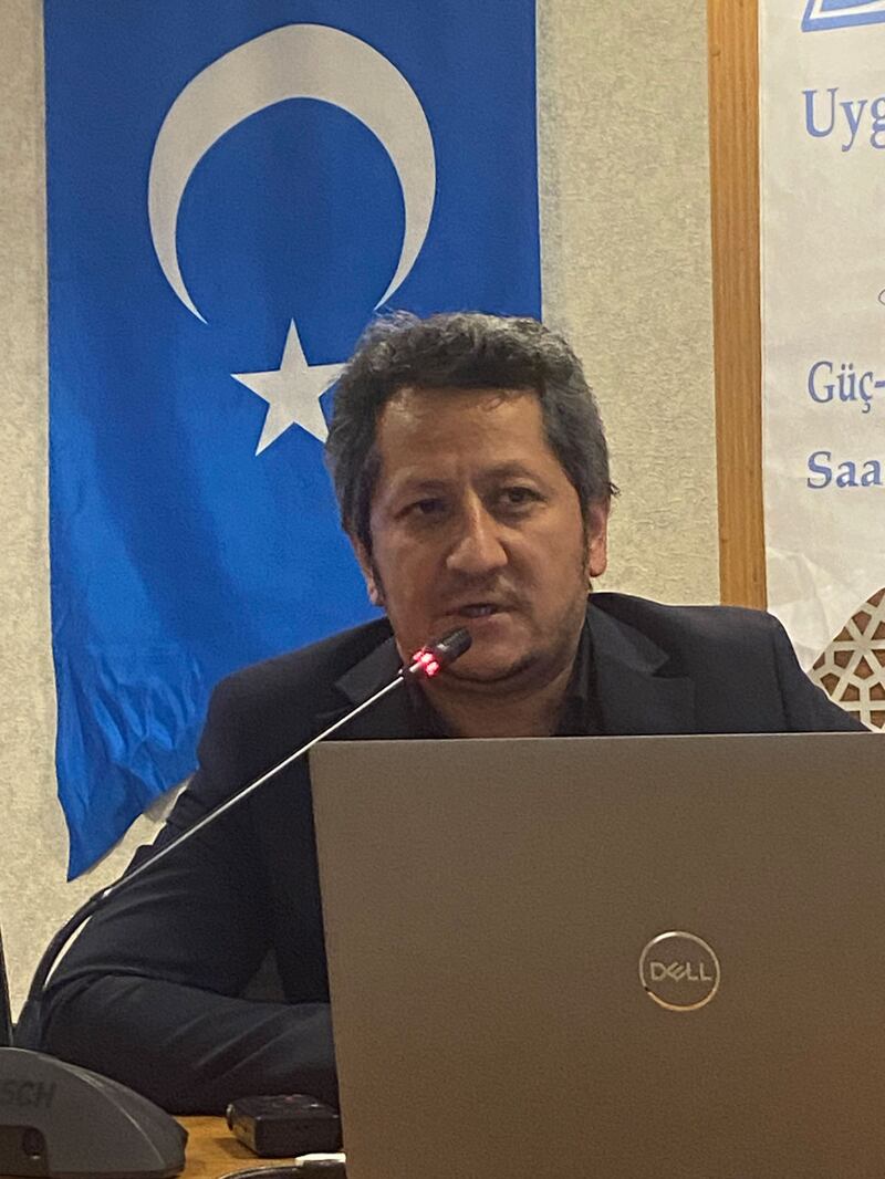 «ئۇيغۇر قىرغىنچىلىقىنى خاتىرىلەش كۈنى» مۇناسىۋەت بىلەن ئېچىلغان يىغىندا ئەنقەرەدىكى يىلدىرىم بەيازىت ئۇنىۋېرسىتېتى ئوقۇتقۇچىسى نامەتجان مەمەت ئەپەندى سۆزلىمەكتە. 2024-يىلى 9-دېكابىر، ئەنقەرە، تۈركىيە.