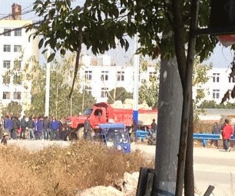 抗議的村民被打散後,化工廠恢復正常運作,多部運輸車陸續駛進廠內。(相片由村民提供)
