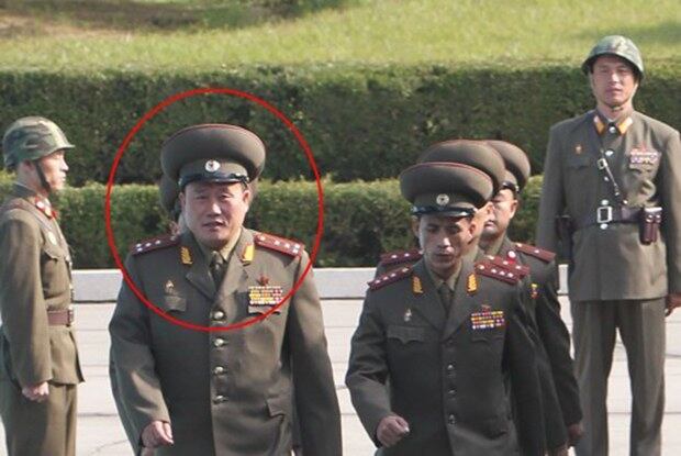 사진은 2010년 9월 30일 판문점 평화의집에서 열린 제38차 남북군사실무회담을 위해 군사분계선을 넘어 우리측으로 이동하는 리선권 당시 대좌(왼쪽).
