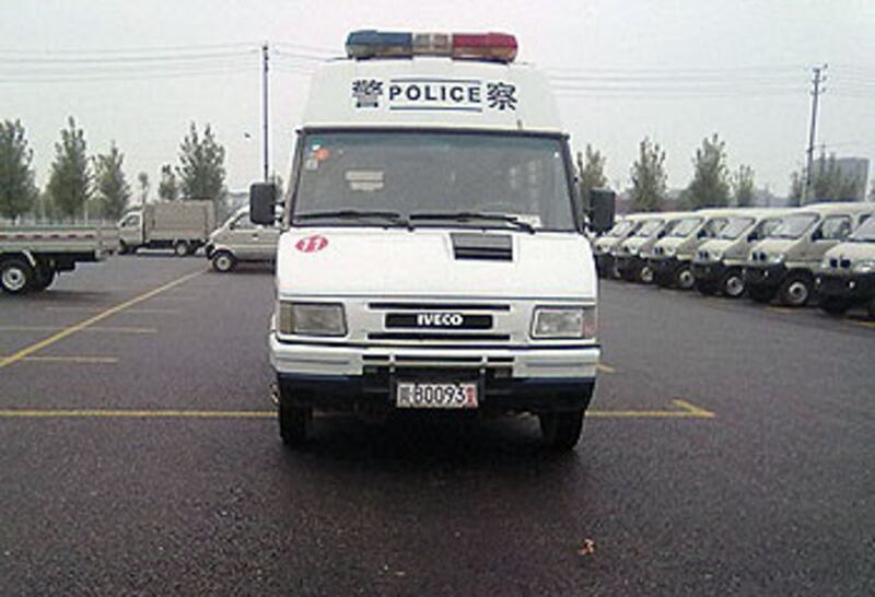 週三(11月7日)安縣政府派來兩部警車和十多名警察,威脅農民工立即撤離。(相片由六四天網提供)