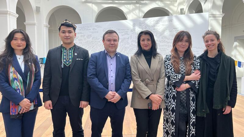 خەتەر ئاستىدىكى مىللەتلەرنى قوغداش تەشكىلاتىدىن سېلىنا موررېل خانىم(ئوڭدا) قۇرۇلتاي ۋەكىللىرى ۋە شىۋېتسارىيە ئۇيغۇر جەمئىيىتى رەئىسى رىزۋانئاي بىلەن. 2024-يىلى 23-فېۋرال، شىۋېتسارىيە.