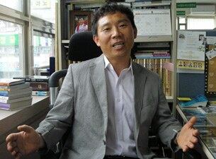 탈북자 출신으로 지난 1997년 남한에 입국한 뒤 신학교를 나와 6년째 탈북자를 위한 '새터교회'를 섬기고 있는 강철호 목사.