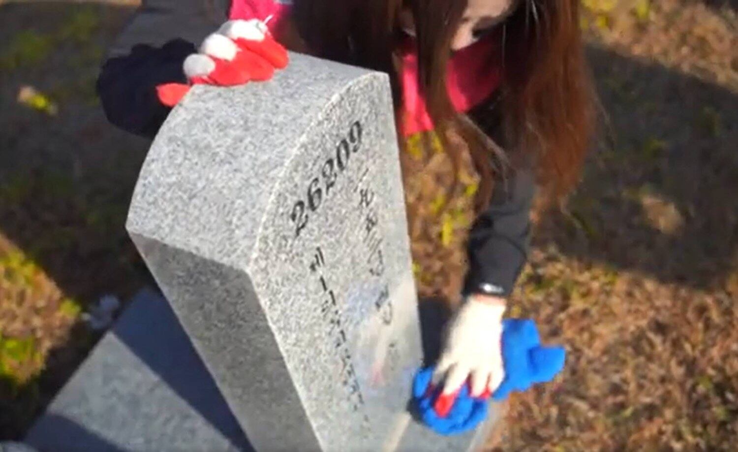 지난 11월 17일, 제82회 순국선열의 날을 맞아 100여 명의 남북 청년들이 현충원을 찾아 묘비 닦기 봉사를 하고 있다.
