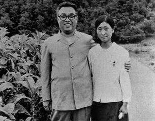 담배농사를 잘지은 청년 작업 반장 김순화와 기념사진을 찍고 있는 김일성 주석 화보 자료.