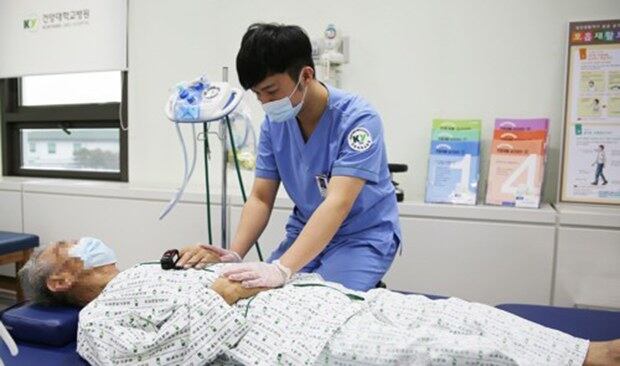 대전 서구 건양대병원 호흡재활치료실에서 전문 치료인력이 환자 상태를 살피고 있다. 