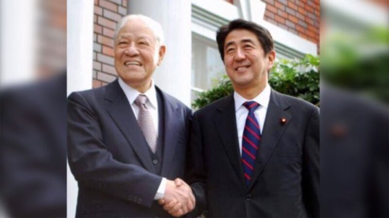 台湾前总统李登辉(左)2010年10月31日在外双溪翠山庄,会见日本首相安倍晋三。(前台联党立委周倪安提供)