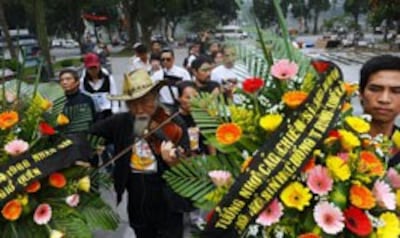 Người biểu tình tại Hà Nội ngày 14/3/2013 với vòng hoa tưởng nhớ 64 thủy thủ Việt Nam thiệt mạng ngày 14 tháng 3 năm 1988. AFP photo