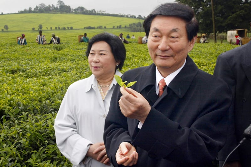 Zhu Rongji holds a tea leaf during his visit to the Maramba Tea Estate in Limuru, west of Nairobi, Kenya, April 26, 2002.