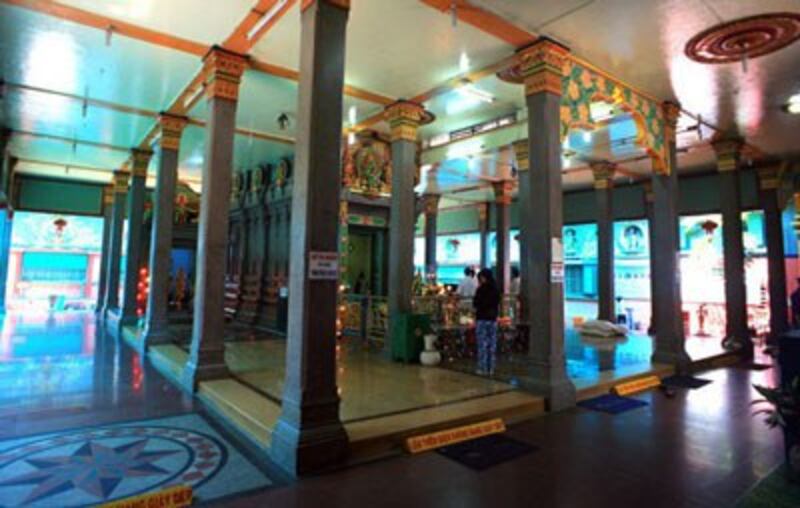 Bên trong Đền thờ Bà Mariamman (đền Hindu giáo), ở số 45 Trương Định, Q.1, TP HCM. Photo courtesy of Kiến Thức.