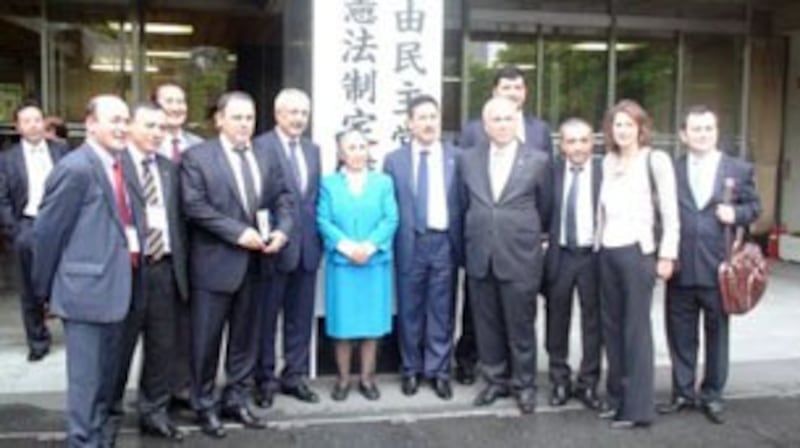 图片:由日本自由民主党的国会议员古屋圭司任会长、日本前首相安倍晋三任顾问的『日本支持维吾尔国会议员联盟』15号邀请世界维吾尔代表大会主席热比娅一行等来自世界各地20个国家的维吾尔协会负责人约20人前往日本自由民主党本部访问并共进午餐。(南洲提供)