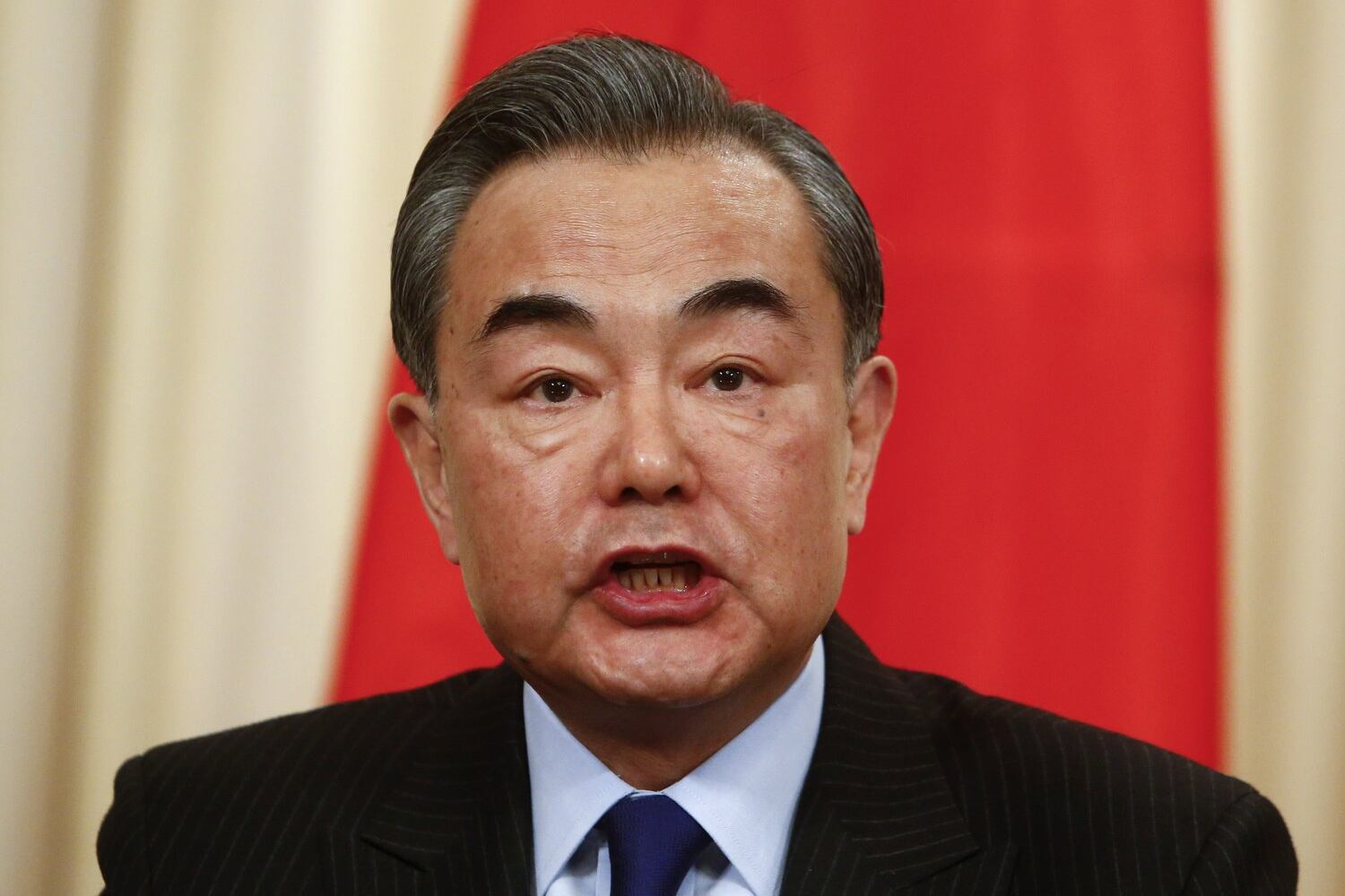 2018年4月5日,王毅在俄羅斯莫斯科會見俄羅斯外長後舉行的記者會上發表演說。