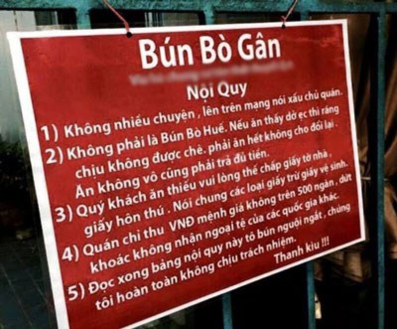Bảng nội quy quán bún bò hài hước của Anh Dũng bị một số cán bộ phường 1 đến tịch thu.