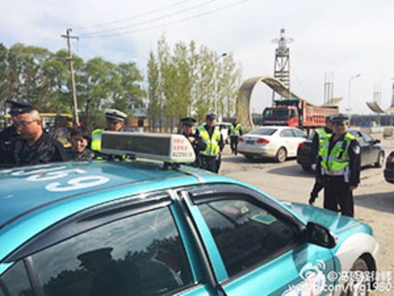 2015年5月21日,警察在建三江前農場法院的路上設下路障,幾乎所有車輛都被攔截。(馮延強律師微博)