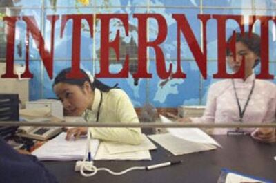 Hiện nay, ở Việt Nam việc tiếp cận với Internet rất dễ dàng, nhờ giá cả dịch vụ cũng như máy móc đều hạ.