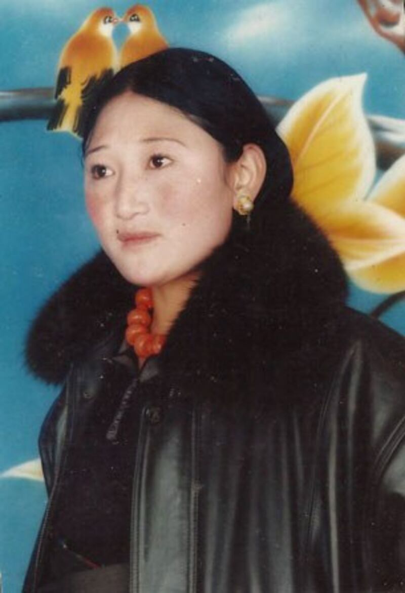 图片：遭拘押一个多月的罗加亲姐强巴。（达兰萨拉格尔登寺提供）