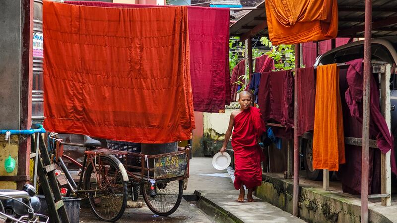 အောင်သိဒ္ဓိ မဟာမြိုင်ဘုန်းတော်ကြီးသင် ပညာရေးကျောင်းမှ ကိုရင်တစ်ပါးအား တွေ့ရစဉ်။ Photo : RFA