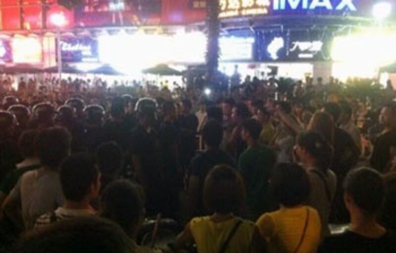 5月23日，南寧城管清理違章設攤的小販，引起上千民眾圍堵現場，當局派出防暴警察趕到現場。（當地居民攝） 