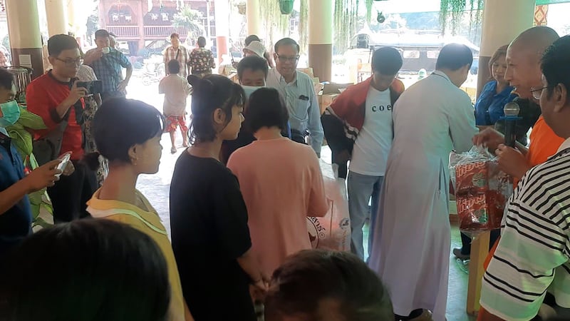 မဲဆောက်မြို့တွင် ရောက်နေကြသည့် စစ်ဘေးဒုက္ခသည်များအား စားသောက်စရာများနှင့် ခြုံစောင်များကို နွေဦးတော်လှန်ရေး ဘာသာပေါင်းစုံကွန်ရက်အဖွဲ့မှ ၂၀၂၄ ခုနှစ် ဇန်နဝါရီလ ၁၈ ရက်နေ့တွင် ဝေမျှနေစဉ်။ (Photo: RFA)