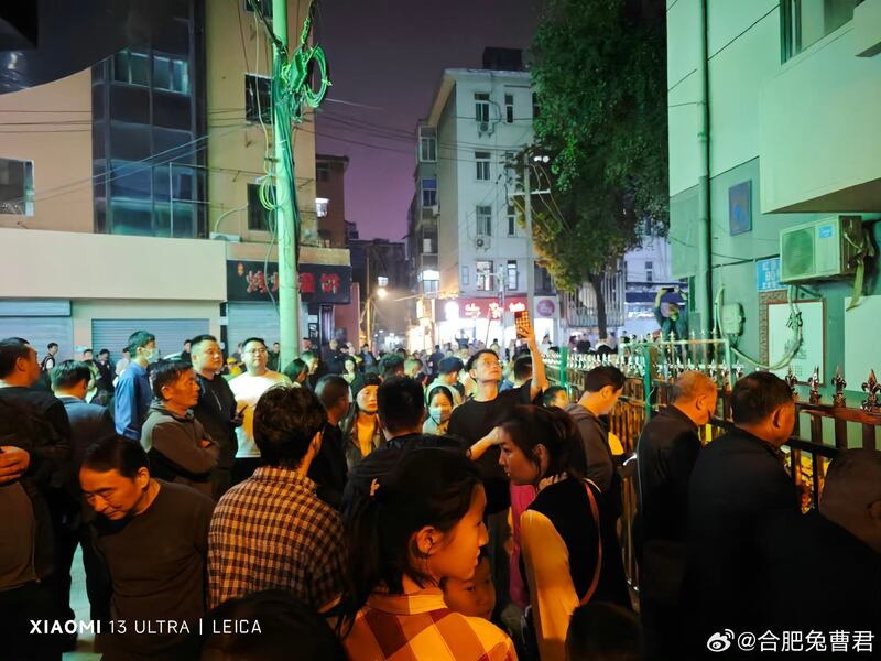 李克強合肥故居，大批民眾到場獻花。（網民提供）