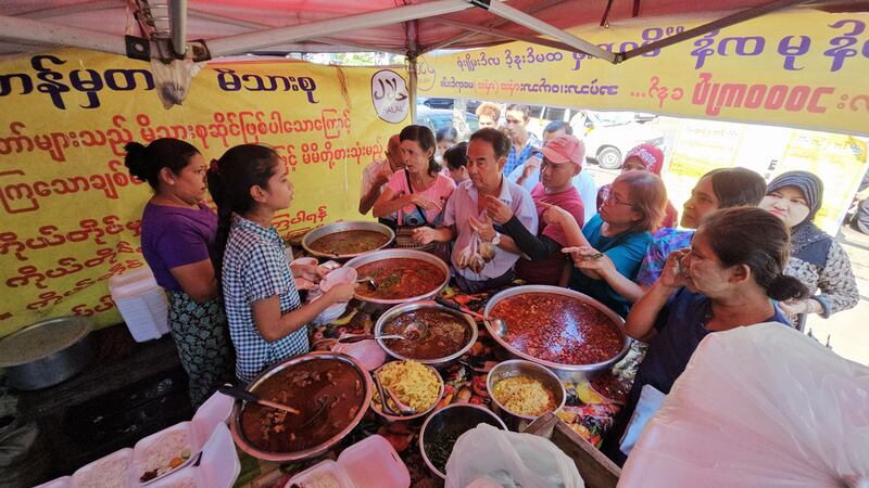 ရန်ကုန်တိုင်း၊‌ မင်္ဂလာတောင်ညွှန့်မြို့နယ် မြန်မာ့ဂုဏ်ရည်လမ်းတွင် ထမင်းနှင့်ဟင်း တစ်ပွဲကျပ်တစ်ထောင်ဖြင့် ရောင်းချသည့် “တန်မှတန်” ထမင်းဆိုင်အား ၂၀၂၄ ခုနှစ်၊ ဇန်နဝါရီလ ၁၂ ရက်နေ့က တွေ့ရစဉ်။ (Photo: RFA)