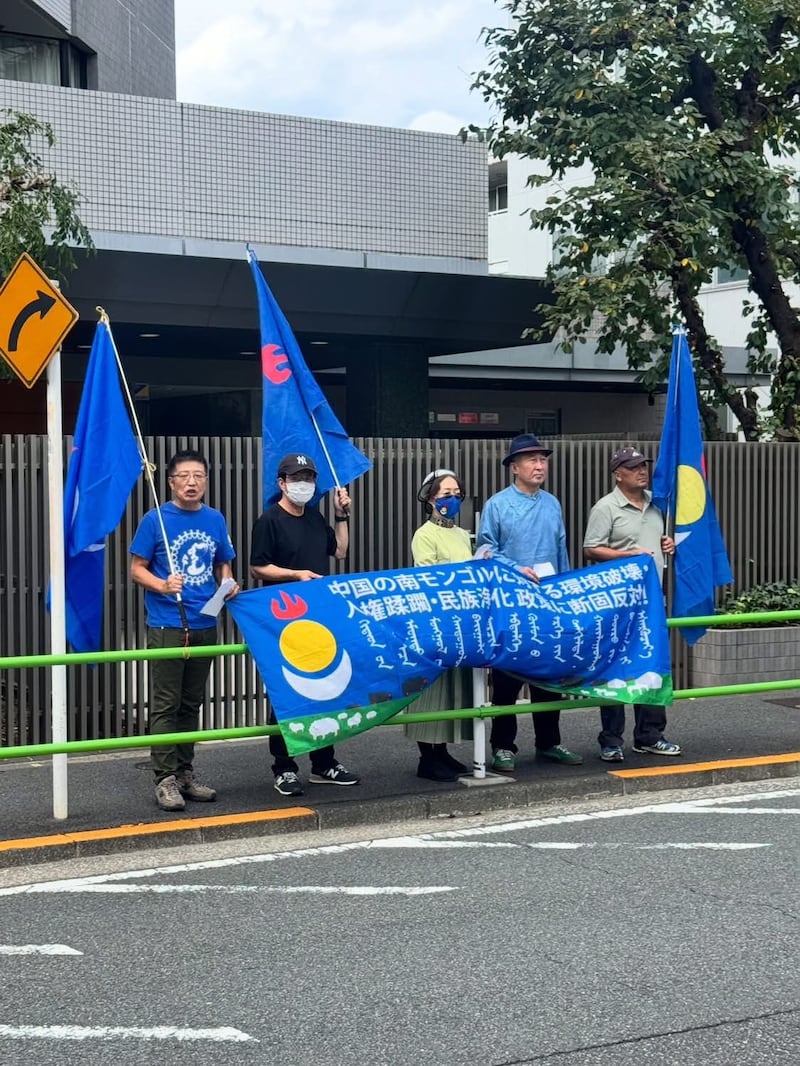 旅居日本的五个团体在东京涩谷举行中华人民共和国成立77周年抗议游行，参与者声援西藏、东突厥斯坦维吾尔、南蒙古、香港及中国民主化运动。今年也首次有台湾抗议者加入。