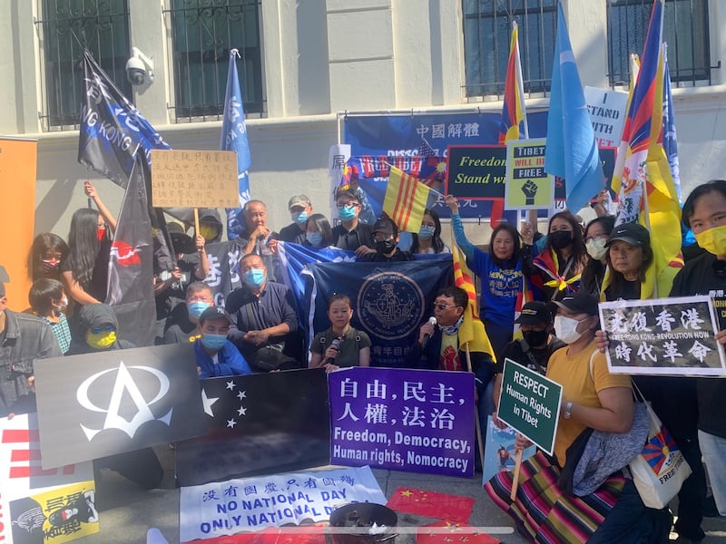 2021年10月1日中午,旧金山中领馆门外的抗议人群。(孙诚拍摄,独家首发)