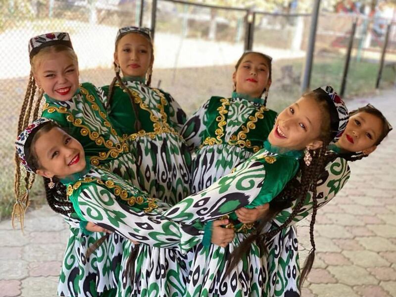 يۇلتۇز ئۇسسۇل ئۆمىكىنىڭ ئۇسسۇلچىلىرى ئۇسسۇل ئويناۋاتقان كۆرۈنۈش، 2023-يىلى ئىيۇل، قىرغىزىستان