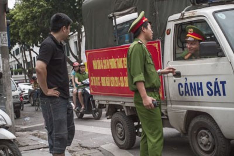 Công an, an ninh ngăn chặn những người biểu tình chống tập đoàn Formosa Đài Loan tại Hà Nội vào ngày 1 tháng 5 năm 2016.