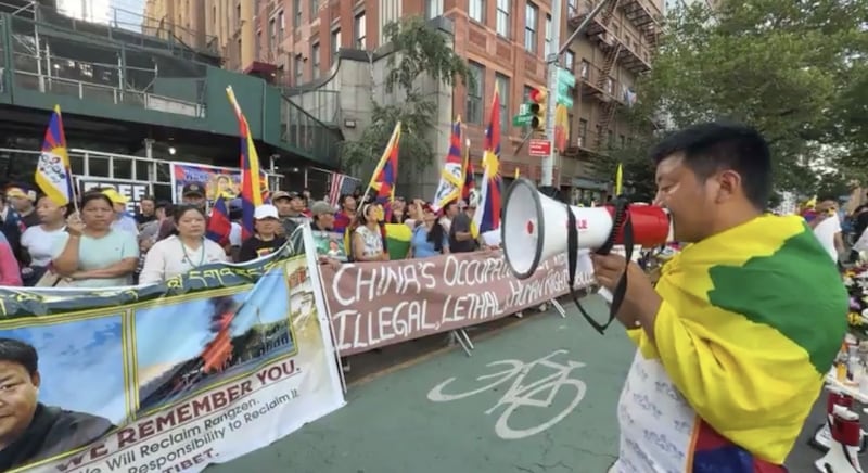 ས་གནས་བོད་མི་ཚོས་ནིའུ་ཡོག་རྒྱལ་ཚོཊ་མདུན་དུ་རྔམ་སྟོན་མུ་མཐུད་གནང་བཞིན་པ། ༢༠༢༦།༧།༡༠