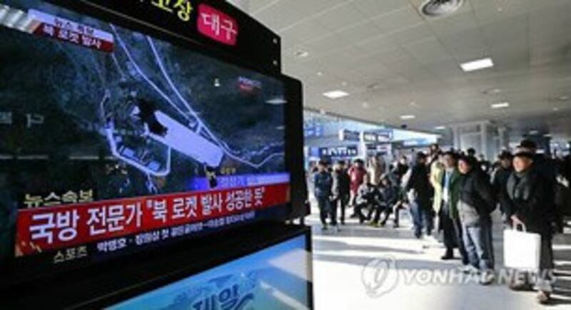图片: 韩国民众关注朝鲜发射人造卫星的新闻报道。 (韩联社)