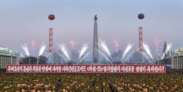 북한이 12월1일 평양 대동강변에서 불꽃놀이행사를 갖고 '화성-15'형 미사일 발사 성공을 자축하는 모습. 