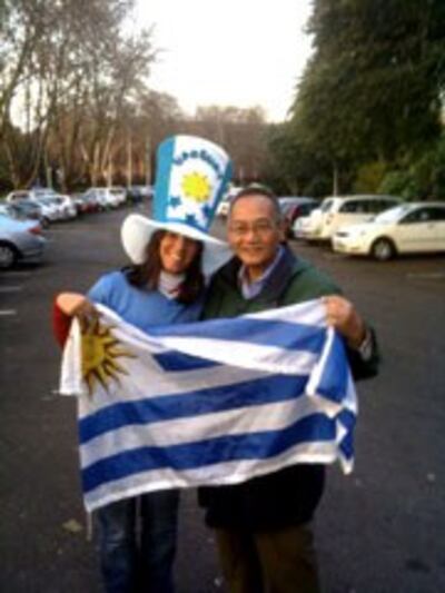 Phóng viên RFA chụp với cổ động viên của đội Uruguay. RFA