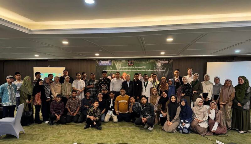 د ئۇ ق بىلەن ئامېرىكىدىكى ئۇيغۇر كىشىلىك ھوقۇق قۇرۇلۇشى خادىملىرىدىن تەركىب تاپقان تۆت كىشىلىك ئۆمەك جاكارتادىكى ئۇيغۇرلارنى قوللىغۇچى ياشلار بىلەن خاتىرە سۈرەتتە. 2024-يىلى 3-سېنتەبىر، ھىندونېزىيە.