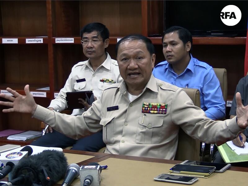 អភិបាល​ខេត្ត​ព្រះសីហនុ លោក យន្ត មីន ធ្វើ​សន្និសីទ​កាសែត​ស្ដី​អំពី​ផែនការ​ការពារ​ព្រៃ​ឈើ​នៅ​លើ​កោះរ៉ុង នៅ​សាល​ប្រជុំ​របស់​អភិបាល​ខេត្ត កាល​ពី​ព្រឹក​ថ្ងៃ​ទី​១៦ ខែ​កុម្ភៈ ឆ្នាំ​២០១៧។ 