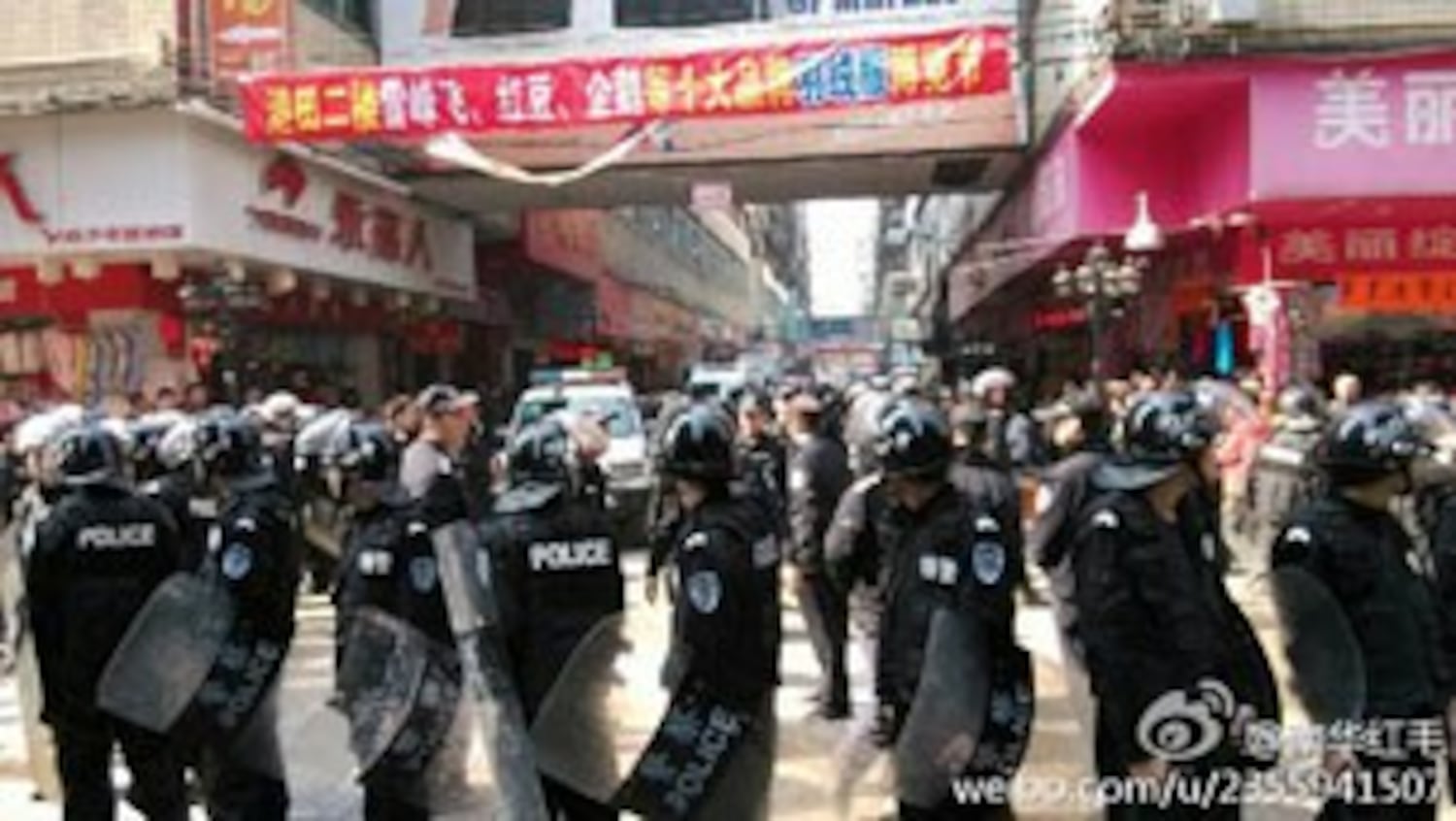 图片：广东清远城管暴力犯众怒被群众包围，百警出动解围。（中国茉莉花革命网）