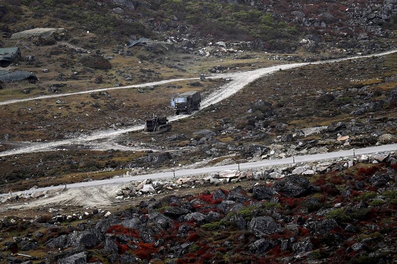印度军队的一辆汽车行驶在靠近中印边境。（AFP）